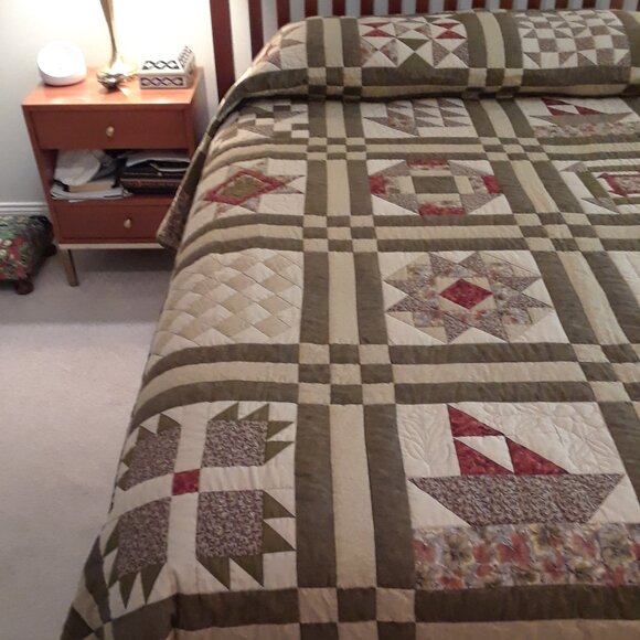 Authentic Hand-stitched Kutztown Amish Quilt - Queen Size - Picture 4 of 16